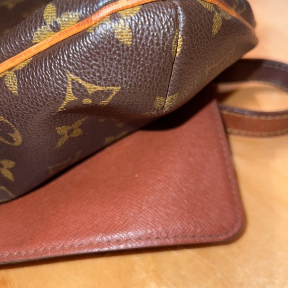 Almost new condition , very comfortable bag. 100% real. Used it few times. - Picture 7 of 9